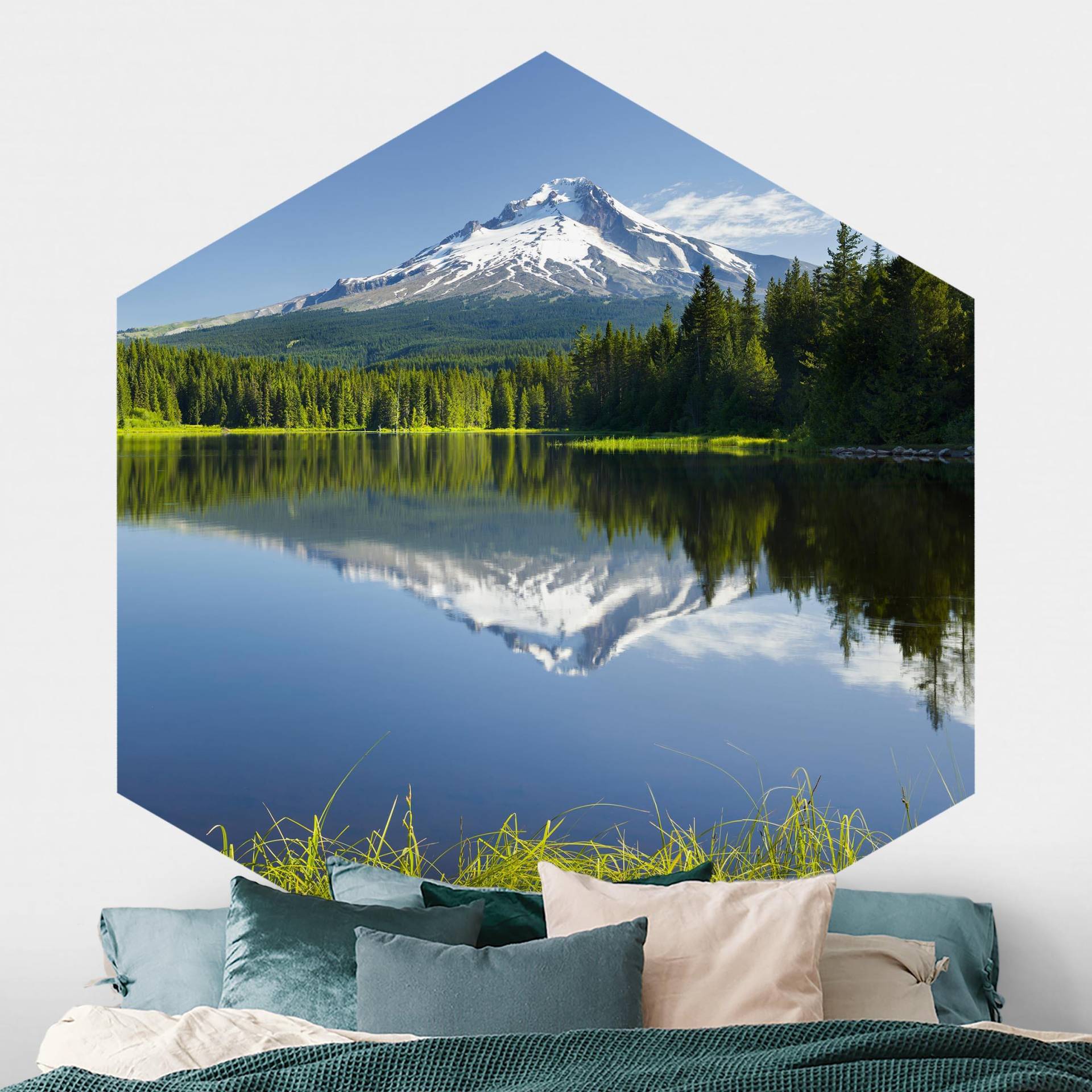 Hexagon Fototapete Vulkan mit Wasserspiegelung Hexagon Fototapete Vulkan mit Wasserspiegelung