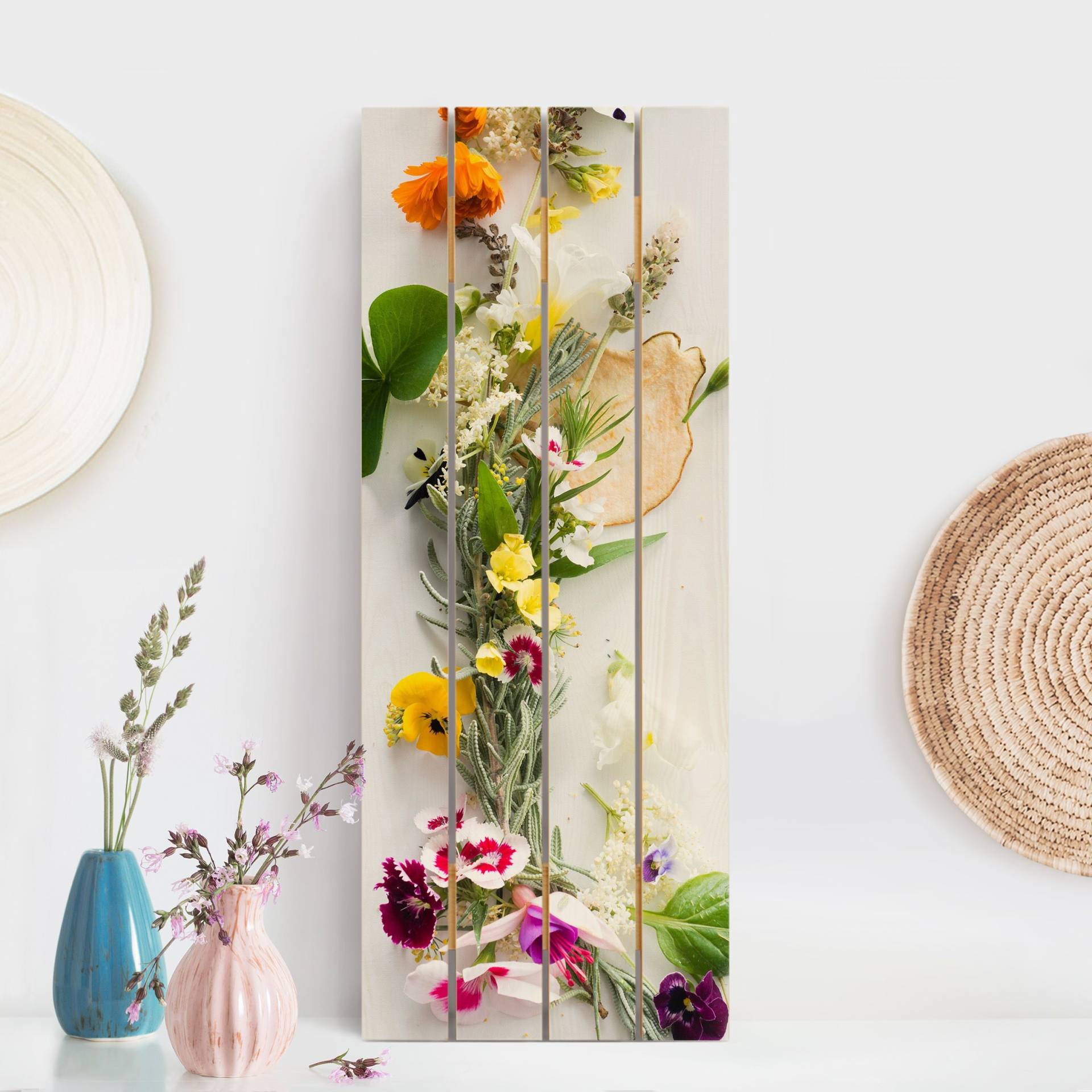Holzbild Plankenoptik - Hochformat Frische Kräuter mit Essblüten