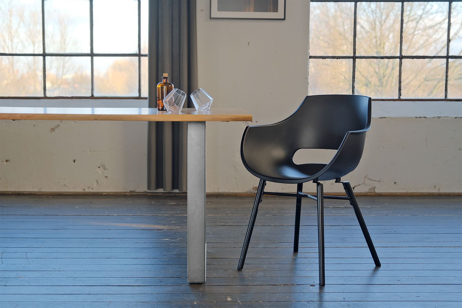 KAWOLA Essgruppe mit Esstisch Baumkante und Stühle ZAJA Kunststoff schwarz KAWOLA Essgruppe mit Esstisch Baumkante und Stühle ZAJA Kunststoff schwarz