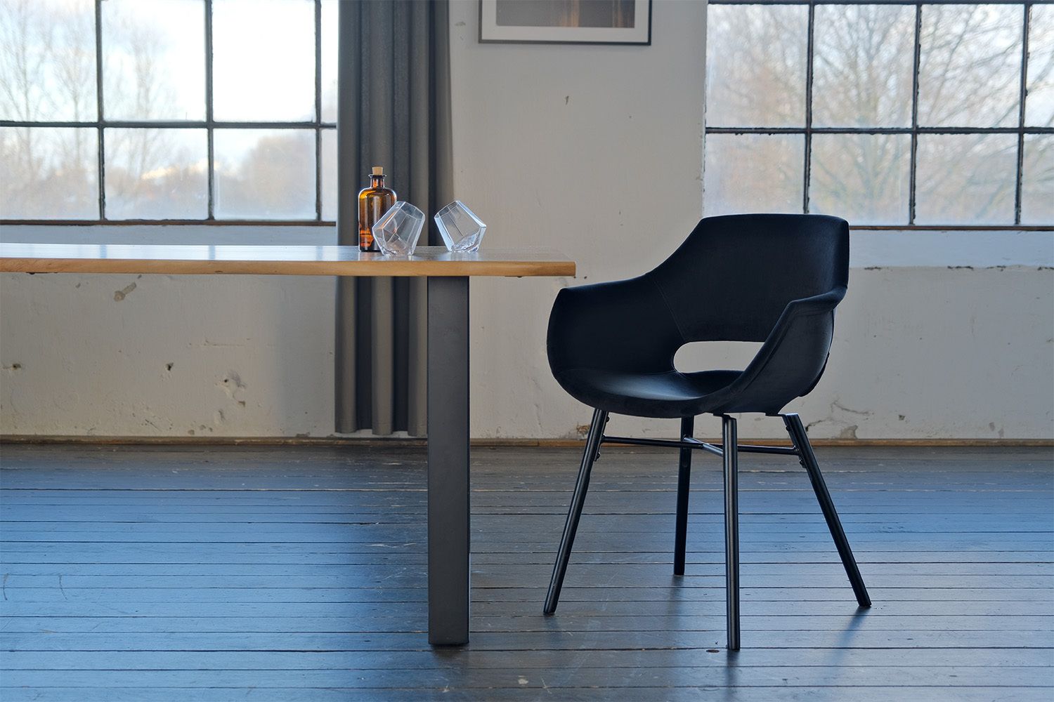 KAWOLA Essgruppe mit Esstisch Baumkante und Stühle ZAJA Velvet schwarz KAWOLA Essgruppe mit Esstisch Baumkante und Stühle ZAJA Velvet schwarz
