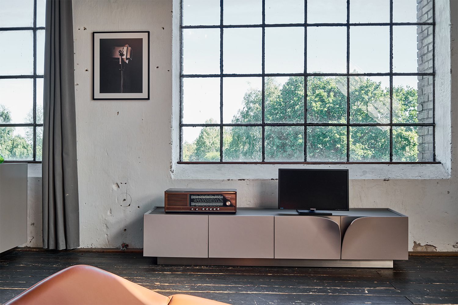 KAWOLA Lowboard EMMA TV-Board Kunstleder grau Fuß Edelstahl gebürstet KAWOLA Lowboard EMMA TV-Board Kunstleder grau Fuß Edelstahl gebürstet