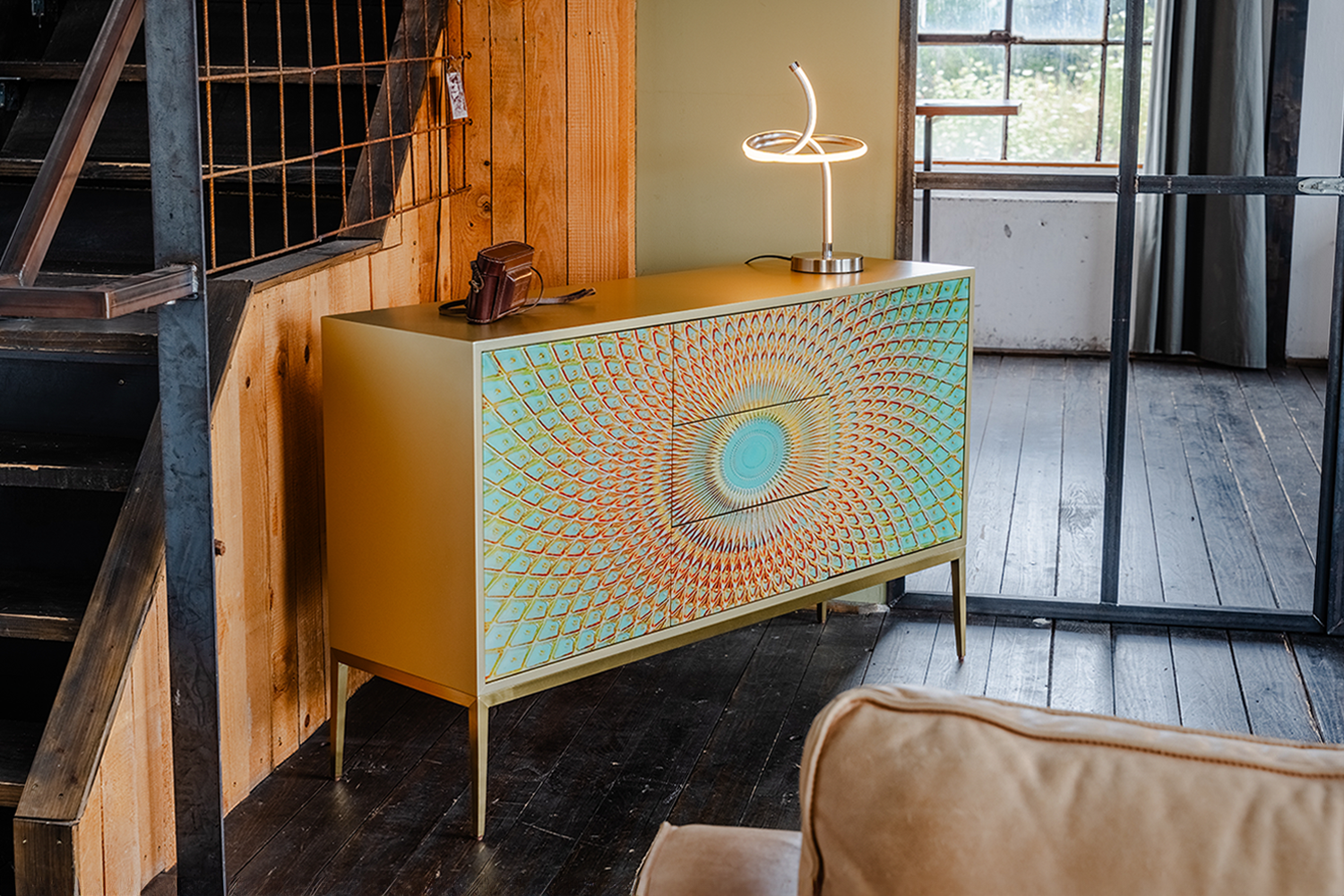 KAWOLA Sideboard LAGO 2 Türen 3 Schubladen Glas grün Fuß Edelstahl goldfarben KAWOLA Sideboard LAGO 2 Türen 3 Schubladen Glas grün Fuß Edelstahl goldfarben