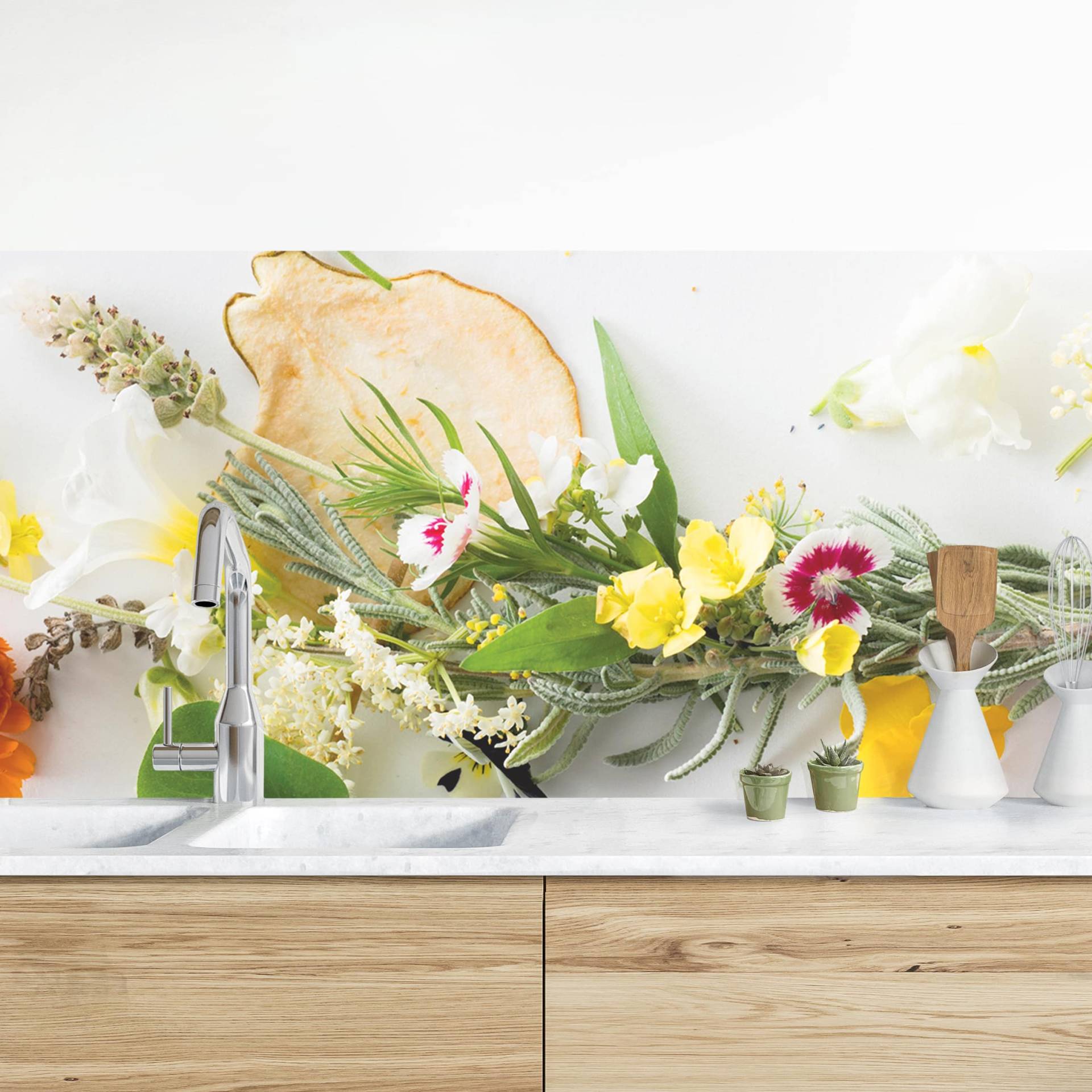 Küchenrückwand Frische Kräuter mit Essblüten