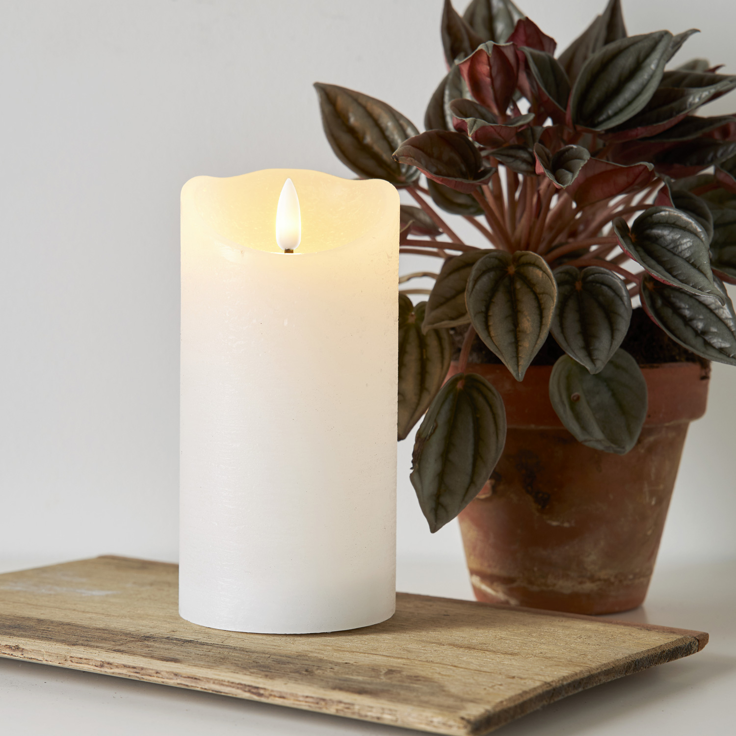 LED Kerze FLAMME - Rustik-Optik - Echtwachs - 3D Flamme - H: 15cm - Batterie - Timer - weiß LED Kerze FLAMME - Rustik-Optik - Echtwachs - 3D Flamme - H: 15cm - Batterie - Timer - weiß von StarTrading