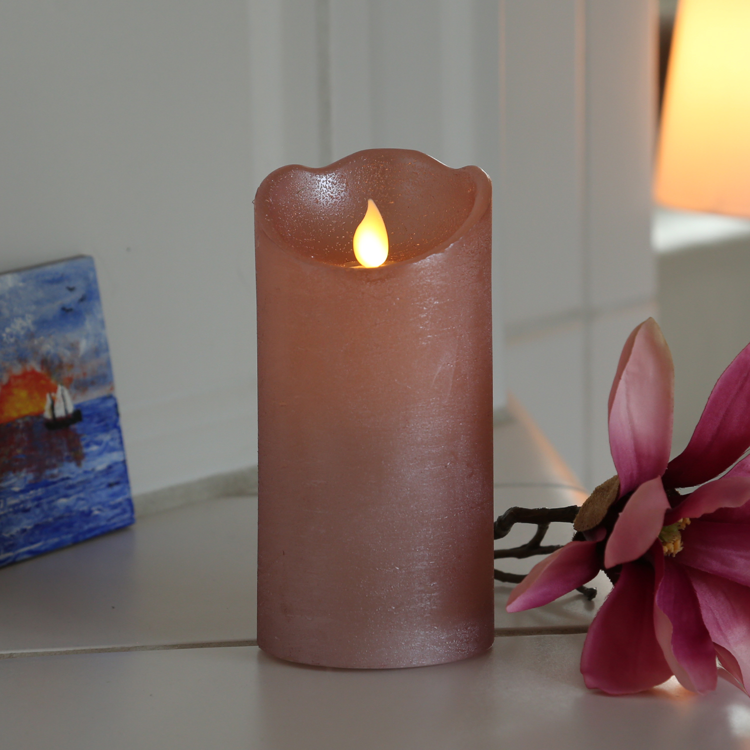 LED Kerze mit beweglicher Flamme - Rustik-Optik - Echtwachs - Timer - H: 15cm - D: 7,5cm - rosa von MARELIDA