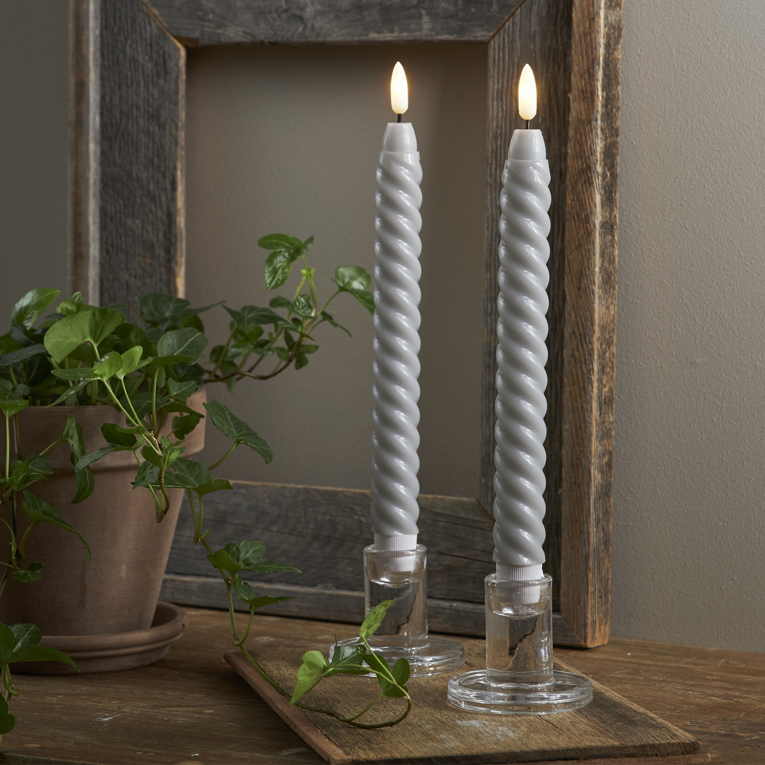 LED Stabkerzen SWIRL - Echtwachs - flackernde 3D Flamme - H: 25cm - Timer - grau - 2er Set LED Stabkerzen SWIRL - Echtwachs - flackernde 3D Flamme - H: 25cm - Timer - grau - 2er Set von StarTrading