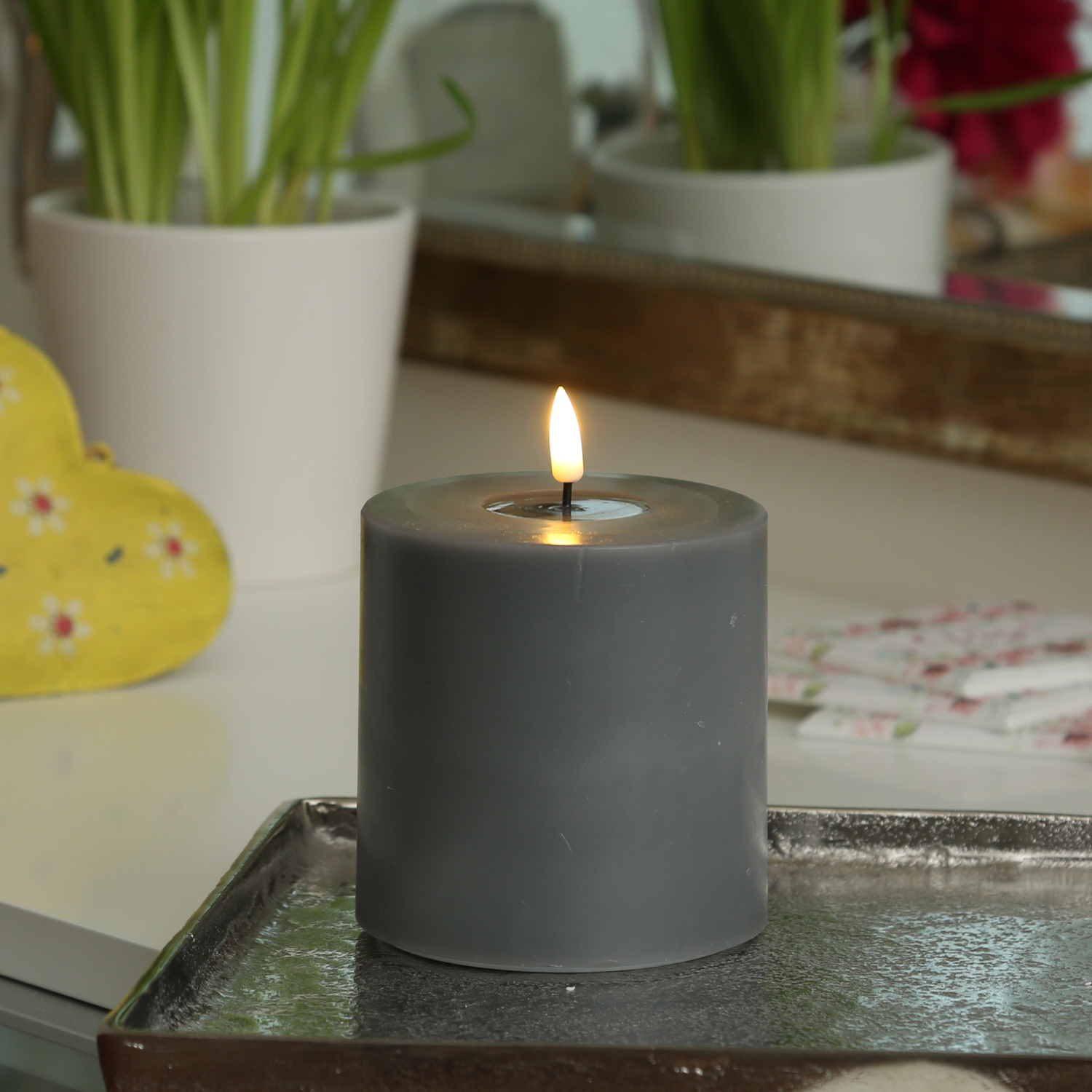 LED Stumpenkerze MIA - Echtwachs - realistische 3D Flamme - H: 10cm D:10cm - Batteriebetrieb - grau LED Stumpenkerze MIA - Echtwachs - realistische 3D Flamme - H: 10cm D:10cm - Batteriebetrieb - grau von DELUXE Homeart
