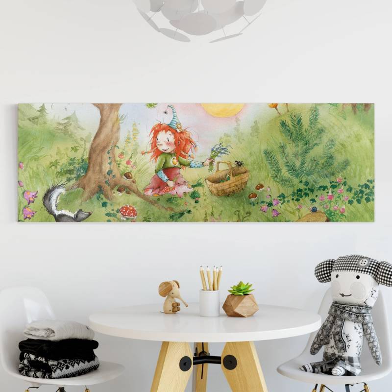 Leinwandbild - Panorama Frida die kleine Waldhexe - Frida sammelt Kräuter