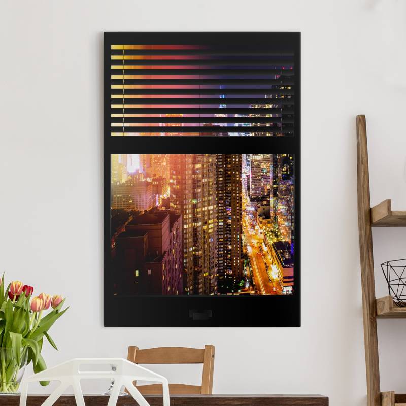 Leinwandbild - Hochformat Fensterblick Jalousie - Manhattan bei Nacht
