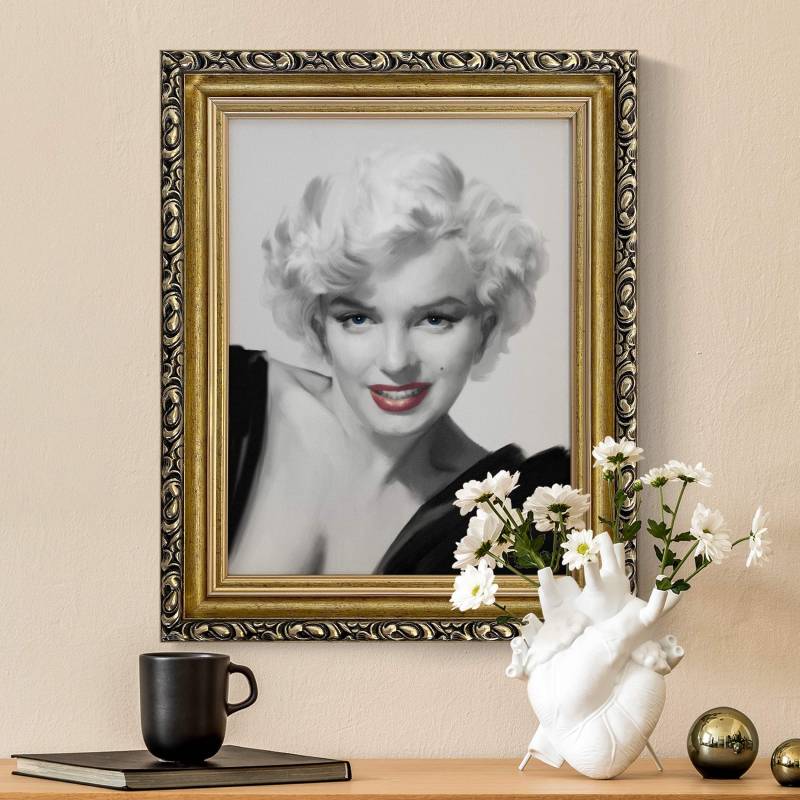 Leinwandbild in Barockrahmen Marilyn auf Sofa