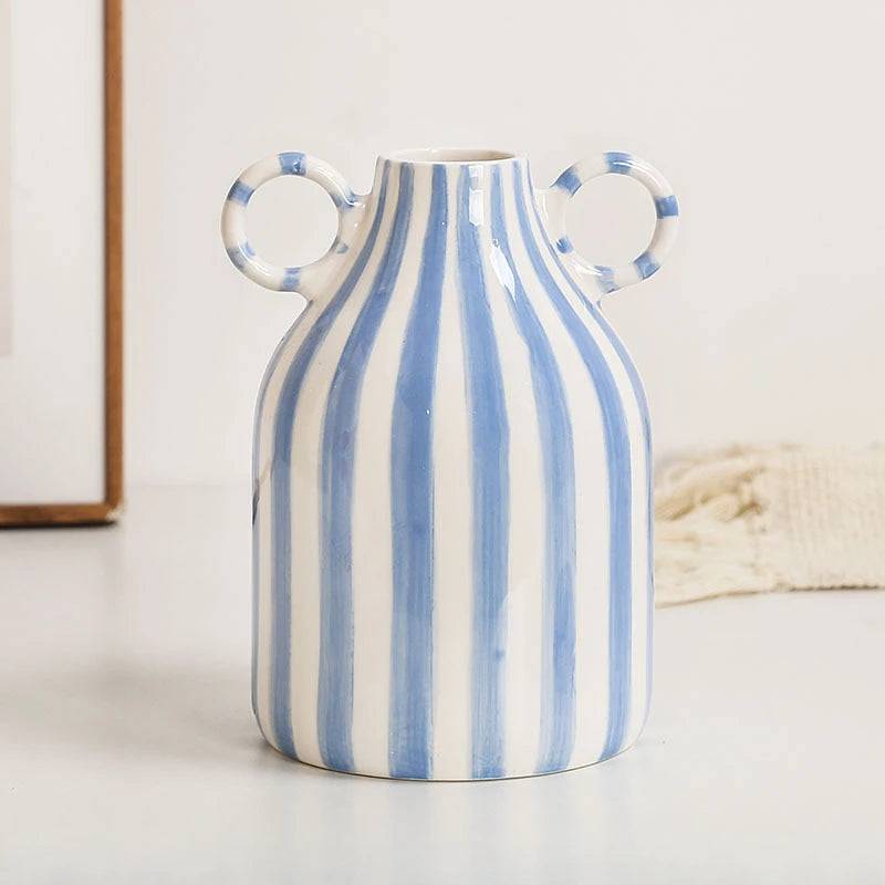 Minimalistische gestreifte Keramikvase mit zwei Griffen