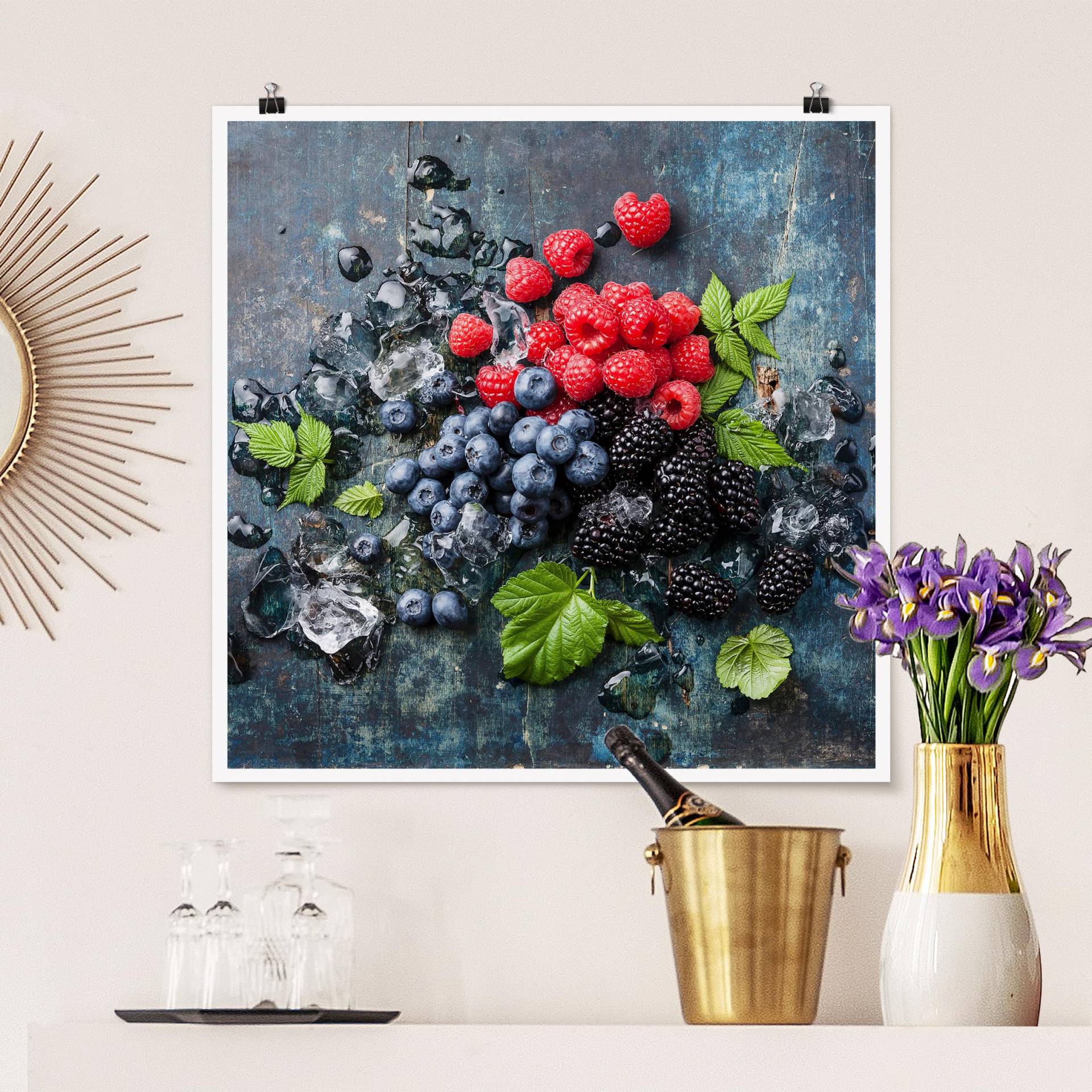 Poster Beerenmischung mit Eiswürfeln Holz