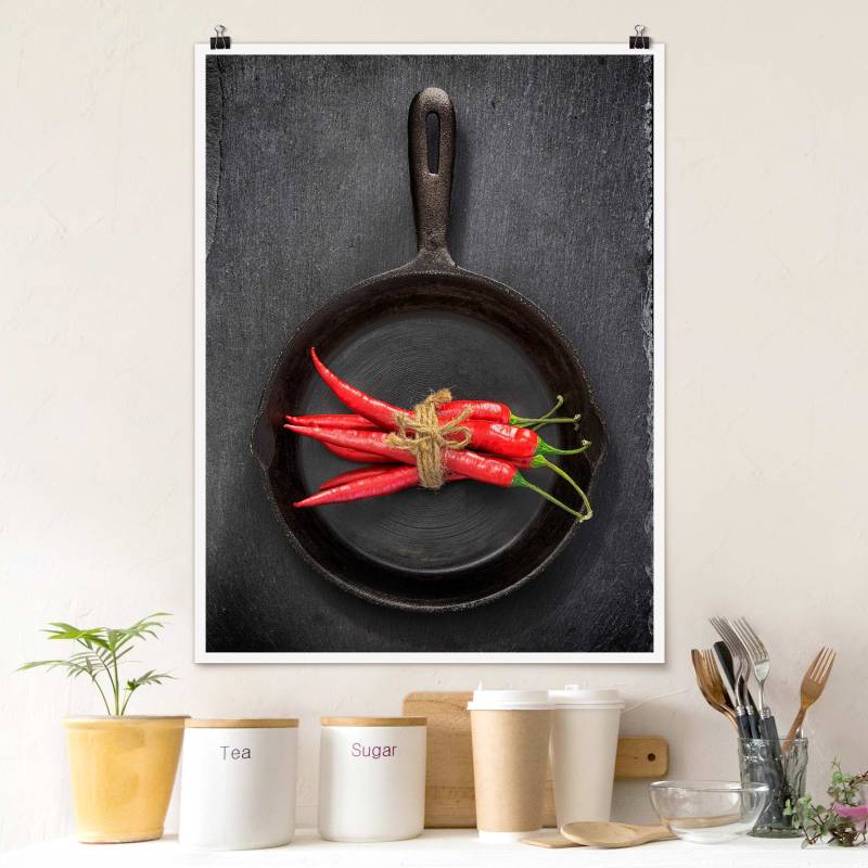 Poster Rotes Chilibündel in Pfanne auf Schiefer