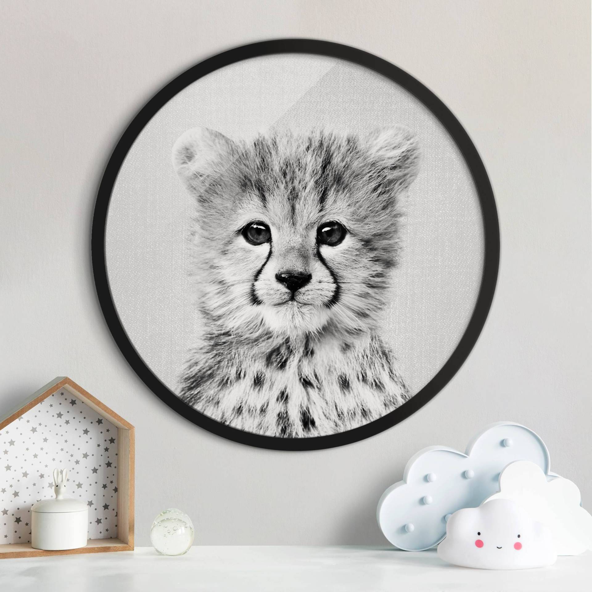 Rundes Bild mit Rahmen Baby Gepard Gino Schwarz Weiß Rundes Bild mit Rahmen Baby Gepard Gino Schwarz Weiß