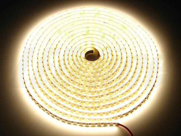 Sehr heller LED Strip / LED Band / LED Streifen 5m 12V DC warmweiß 3000K 48 Watt 4200 Lumen 600 SMD selbstklebend, kürzbar & dimmbar Schutzklasse IP64