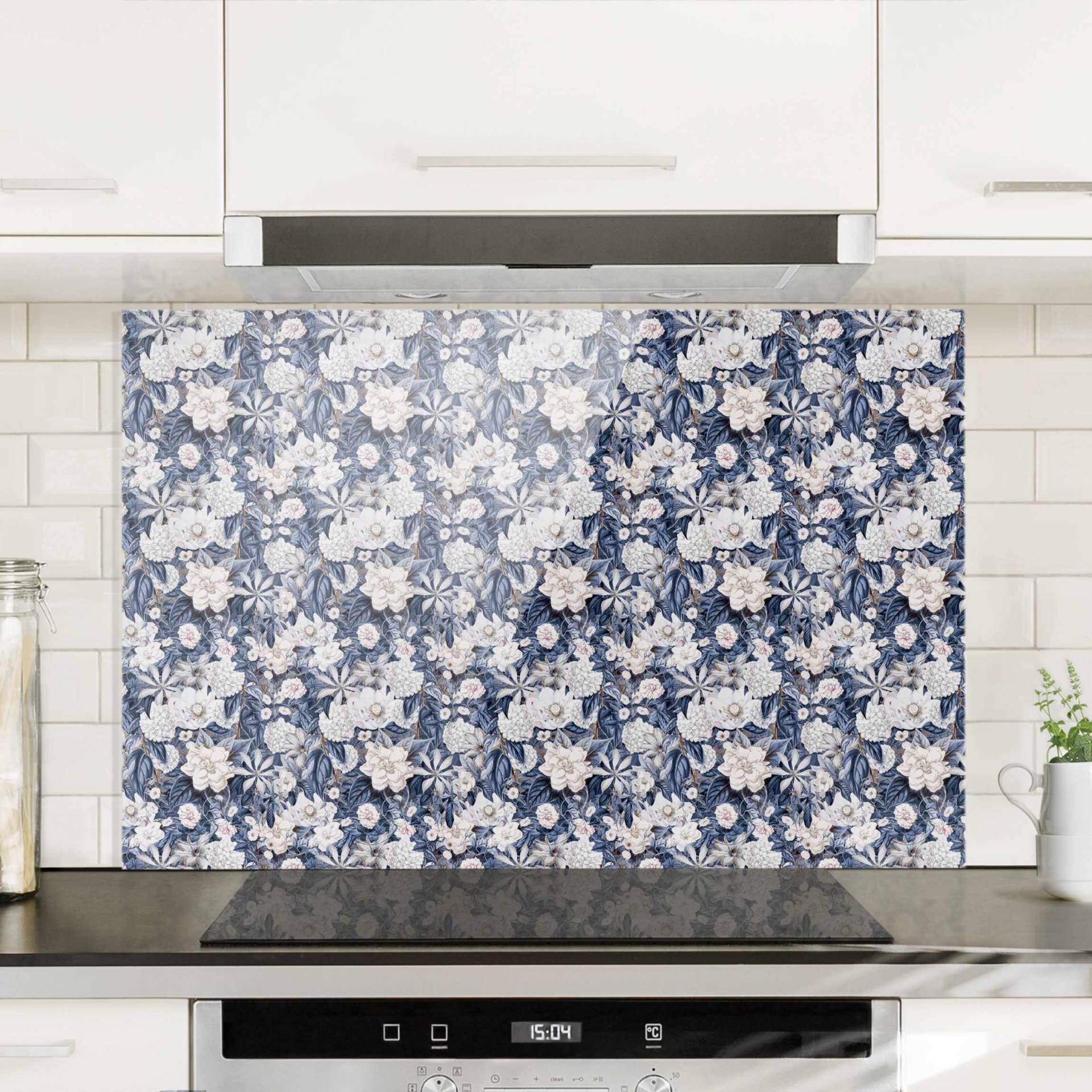 Spritzschutz Weiße Blumen vor Blau