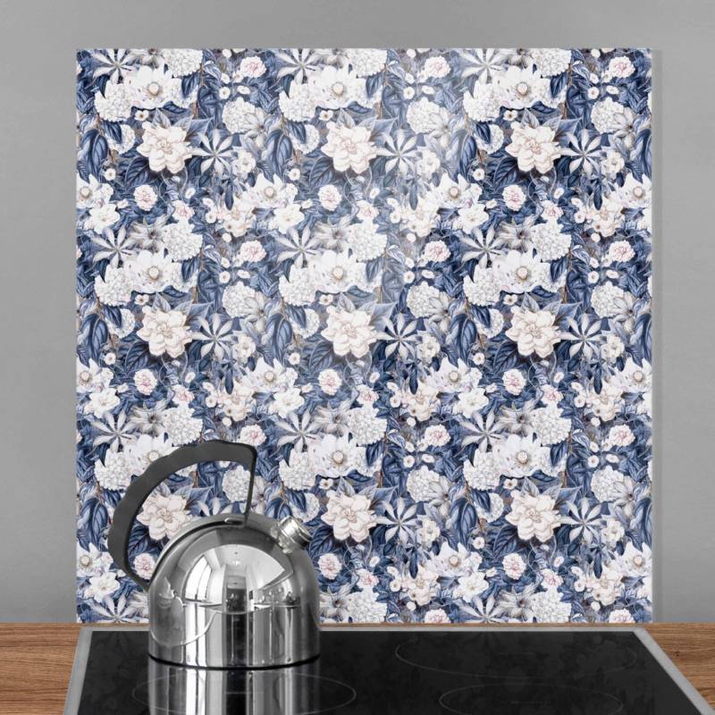 Spritzschutz Weiße Blumen vor Blau