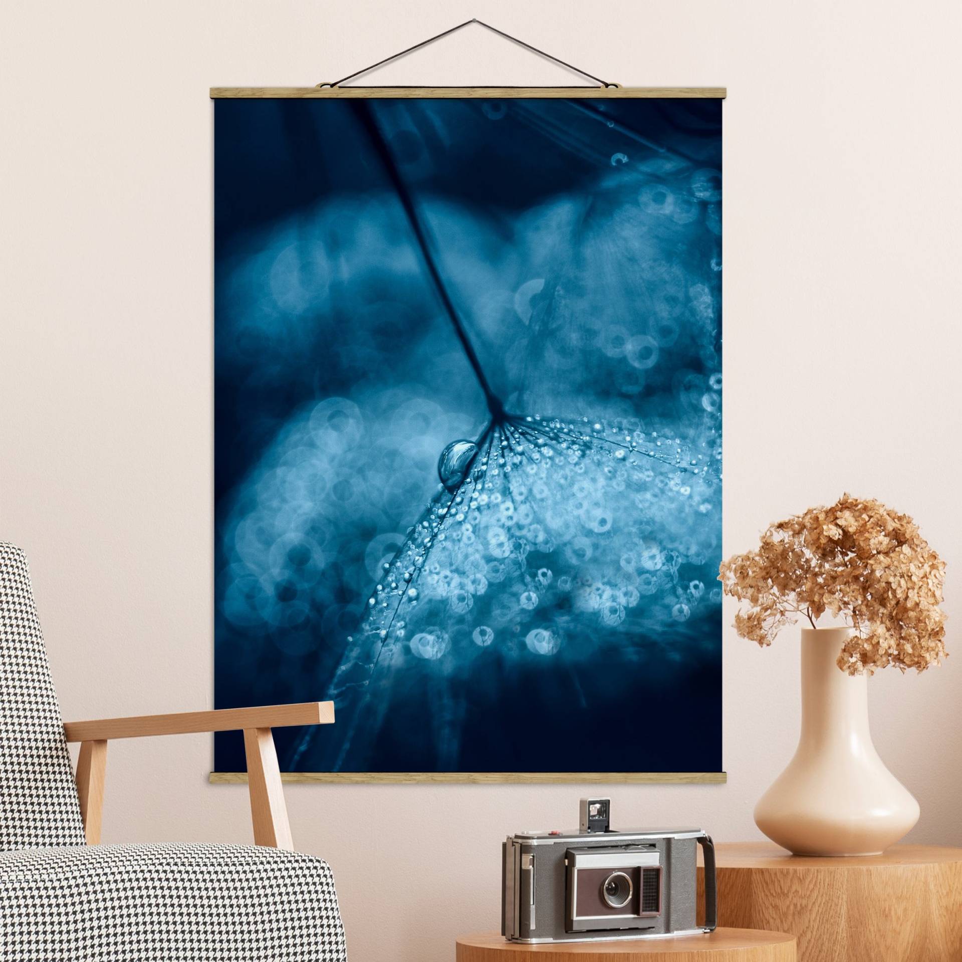 Stoffbild - Hochformat Blaue Pusteblume im Regen