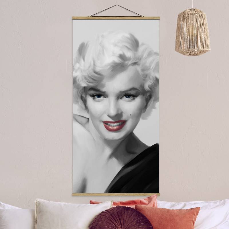 Stoffbild - Hochformat Marilyn auf Sofa