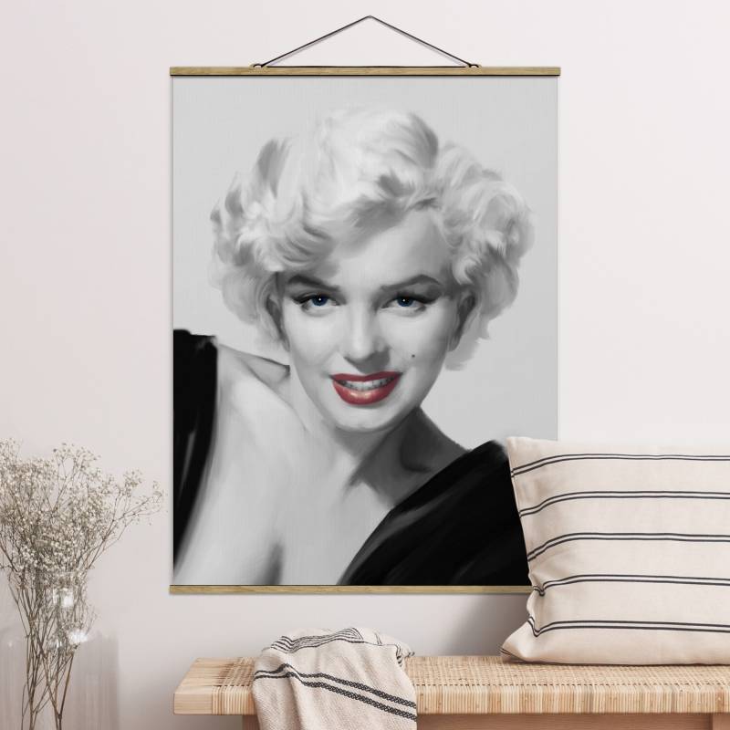 Stoffbild - Hochformat Marilyn auf Sofa