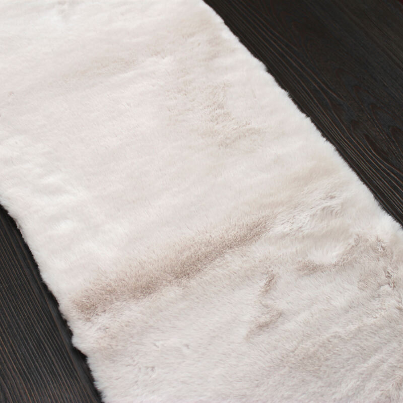 Tischläufer aus weichem Kunstfell Tischläufer aus weichem Kunstfell