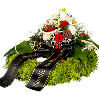 Trauerkranz mit roten Rosen und weißen Lilien