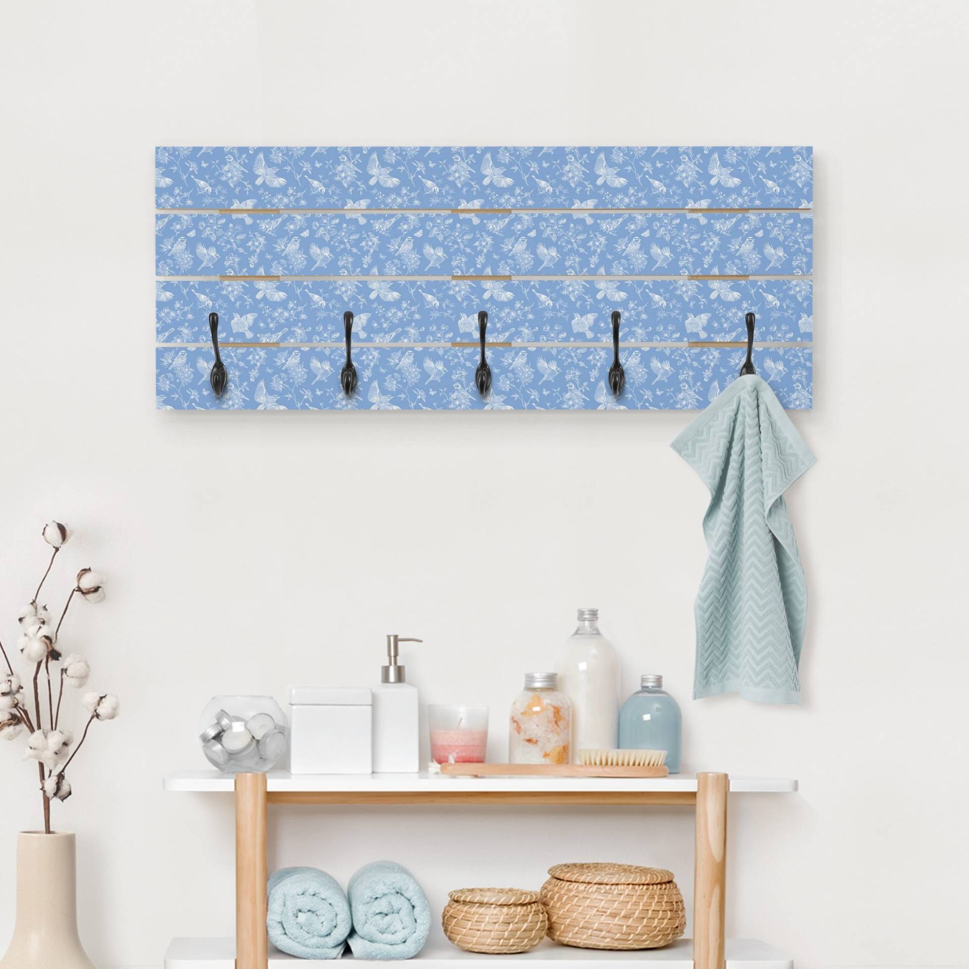 Wandgarderobe Blaumeisen vor Blau