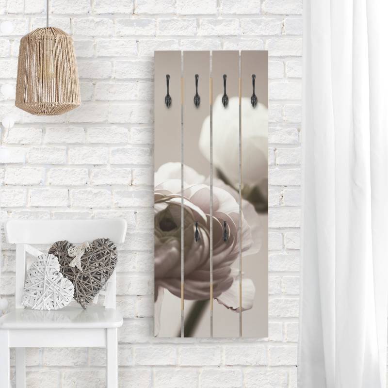 Wandgarderobe Dunkle Blüte im Fokus
