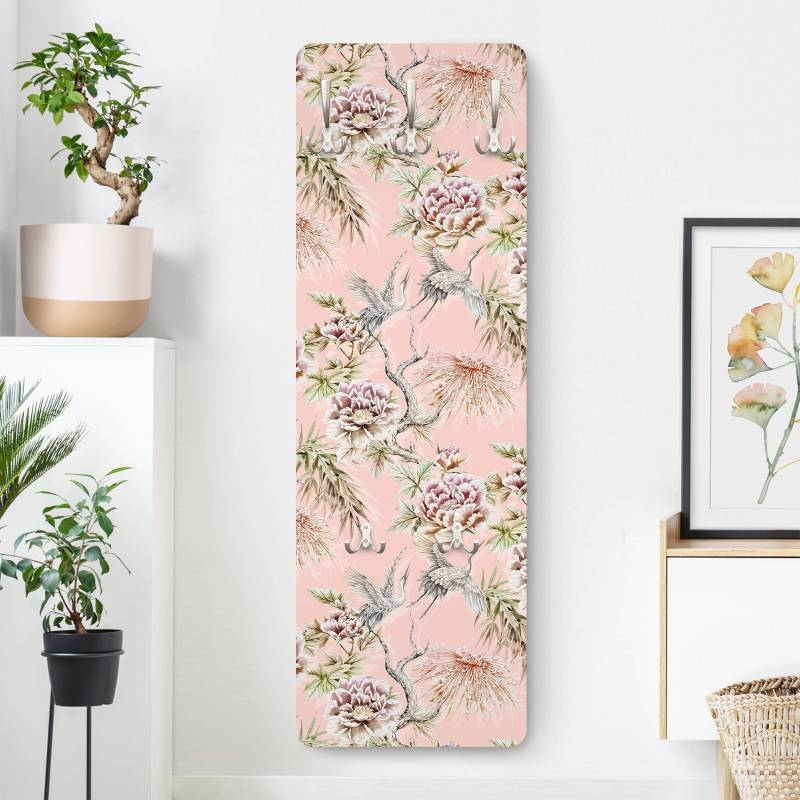 Wandgarderobe Holzpaneel Aquarell Vögel mit großen Blüten vor Rosa