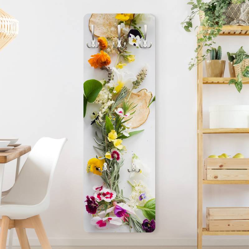 Wandgarderobe Holzpaneel Frische Kräuter mit Essblüten