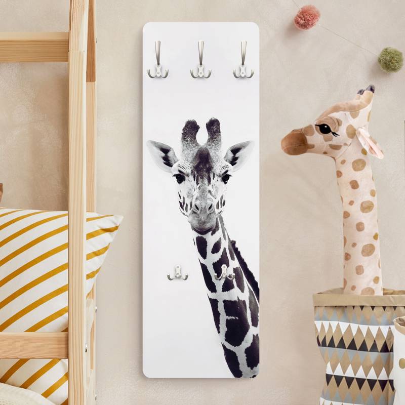 Wandgarderobe Holzpaneel Giraffen Portrait in Schwarz-weiß