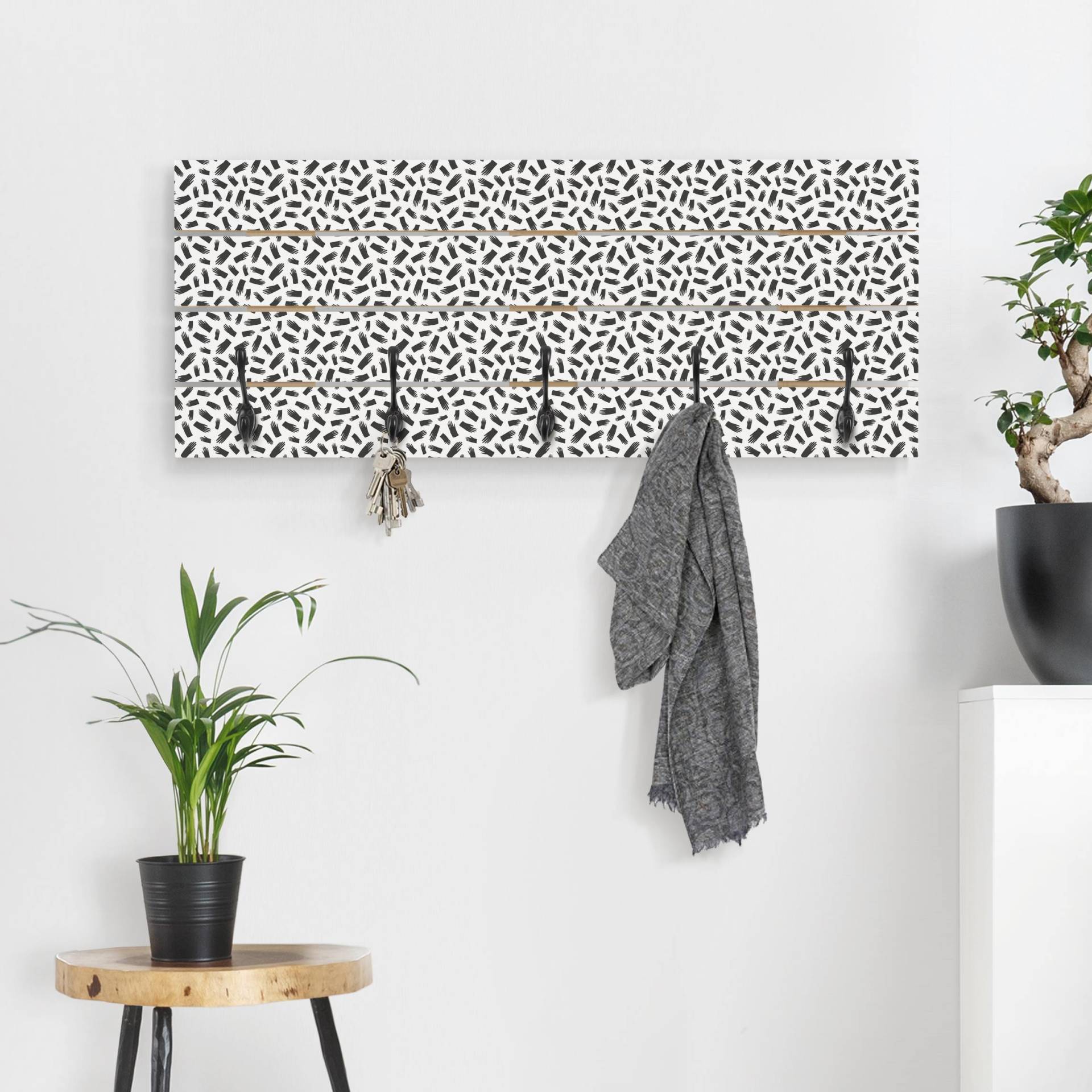 Wandgarderobe Schwarze Tusche Händemuster