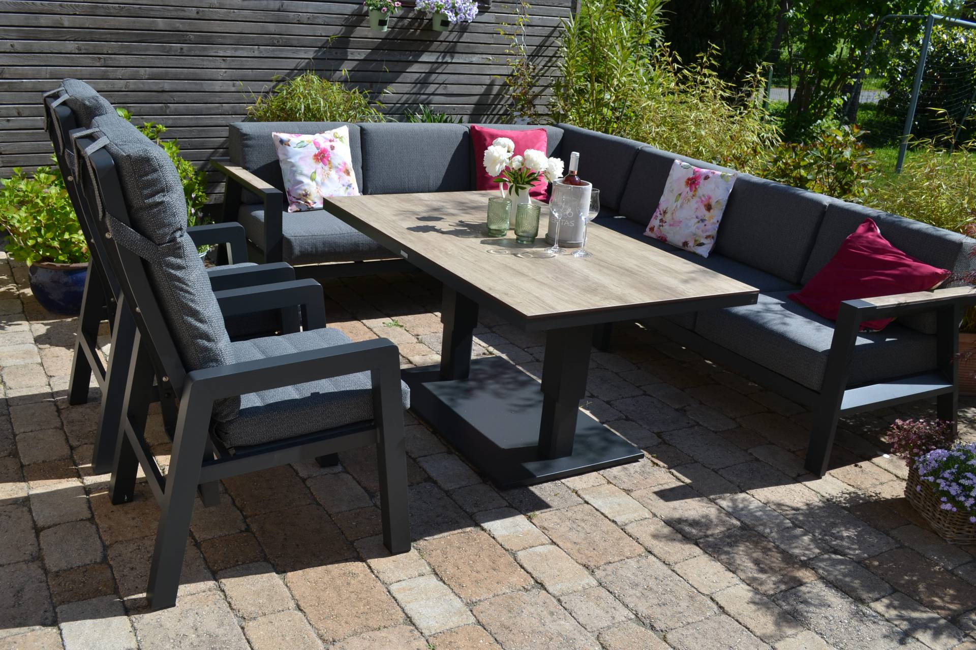 elegante Gartenlounge Lucia + 2 verstellbare Hochlehner Stühle Montana - mit höhenverstellbarem Lifttisch - Tischplatte wetterfestes HPL - Gartenloungeset elegante Gartenlounge Lucia + 2 verstellbare Hochlehner Stühle Montana - mit höhenverstellbarem Lifttisch - Tischplatte wetterfestes HPL - Gartenloungeset