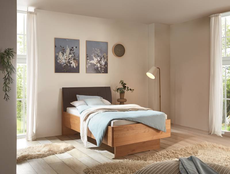 home24 Bettgestell mit Polsterkopfteil 120 x 200cm Kopfteil: Kunstleder Bettseiten: Spanplatte, foliert Fußteil: Massivholz Erle, lackiert Braun/Mokka home24 Bettgestell mit Polsterkopfteil 120 x 200cm Kopfteil: Kunstleder Bettseiten: Spanplatte, foliert Fußteil: Massivholz Erle, lackiert Braun/Mokka von home24