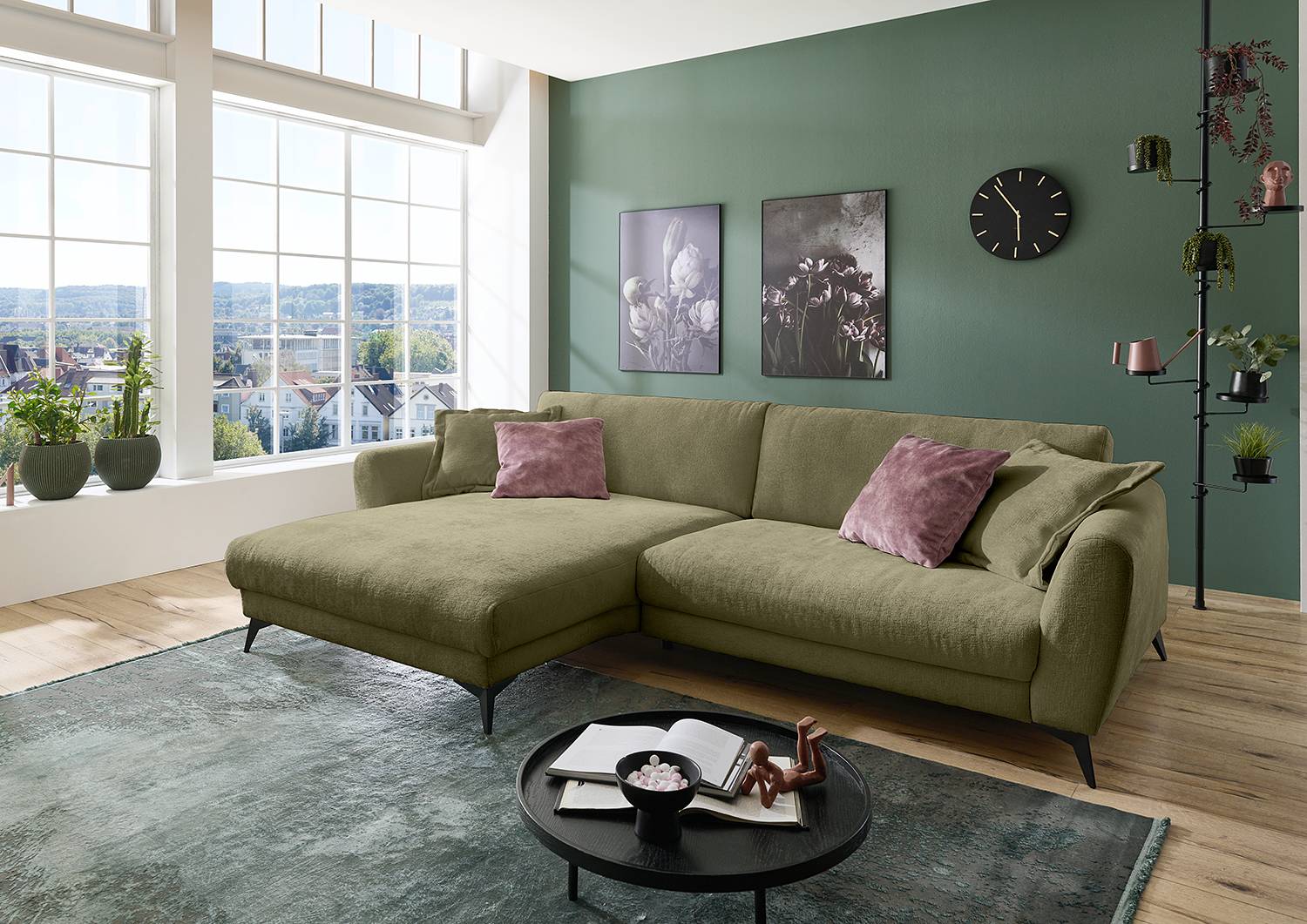 home24 Ecksofa Morranos Grün Chenille Rubia 288 x 81 x 194cm Longchair davorstehend links 2 Kissen Modern home24 Ecksofa Morranos Grün Chenille Rubia 288 x 81 x 194cm Longchair davorstehend links 2 Kissen Modern von home24