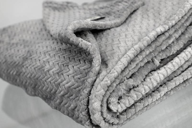 home24 Plaid Comfy 150 x 200 x 1cm Grau/Lichtgrau Polyester von home24