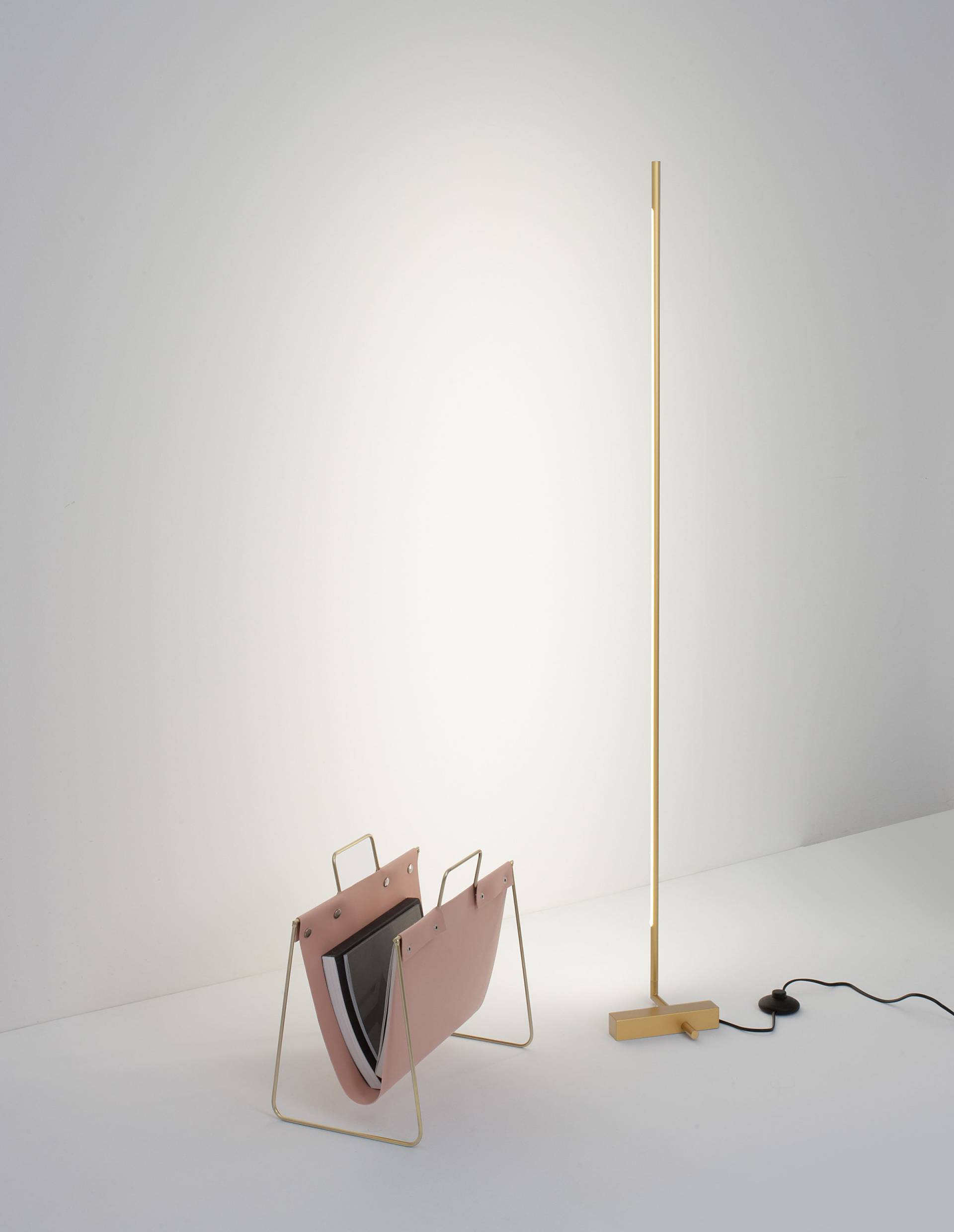 home24 Stehleuchte Raccio Ø 3cm Gold/Gold Kabel ABS, Fassung ABS, Baldachin Aluminium, Gehäuse Leuchte Aluminium Nicht austauschbare LEDs LED-Platine home24 Stehleuchte Raccio Ø 3cm Gold/Gold Kabel ABS, Fassung ABS, Baldachin Aluminium, Gehäuse Leuchte Aluminium Nicht austauschbare LEDs LED-Platine von home24