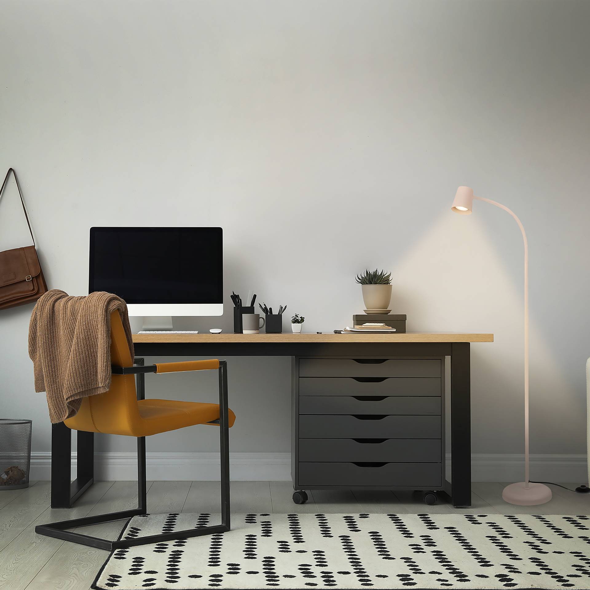 home24 Stehleuchte Skriva 21 x 128 x 21cm Beige/Beige Material: Metall Metallart: Aluminium Oberfläche Metall: Pulverbeschichtet LED GU10 home24 Stehleuchte Skriva 21 x 128 x 21cm Beige/Beige Material: Metall Metallart: Aluminium Oberfläche Metall: Pulverbeschichtet LED GU10 von home24