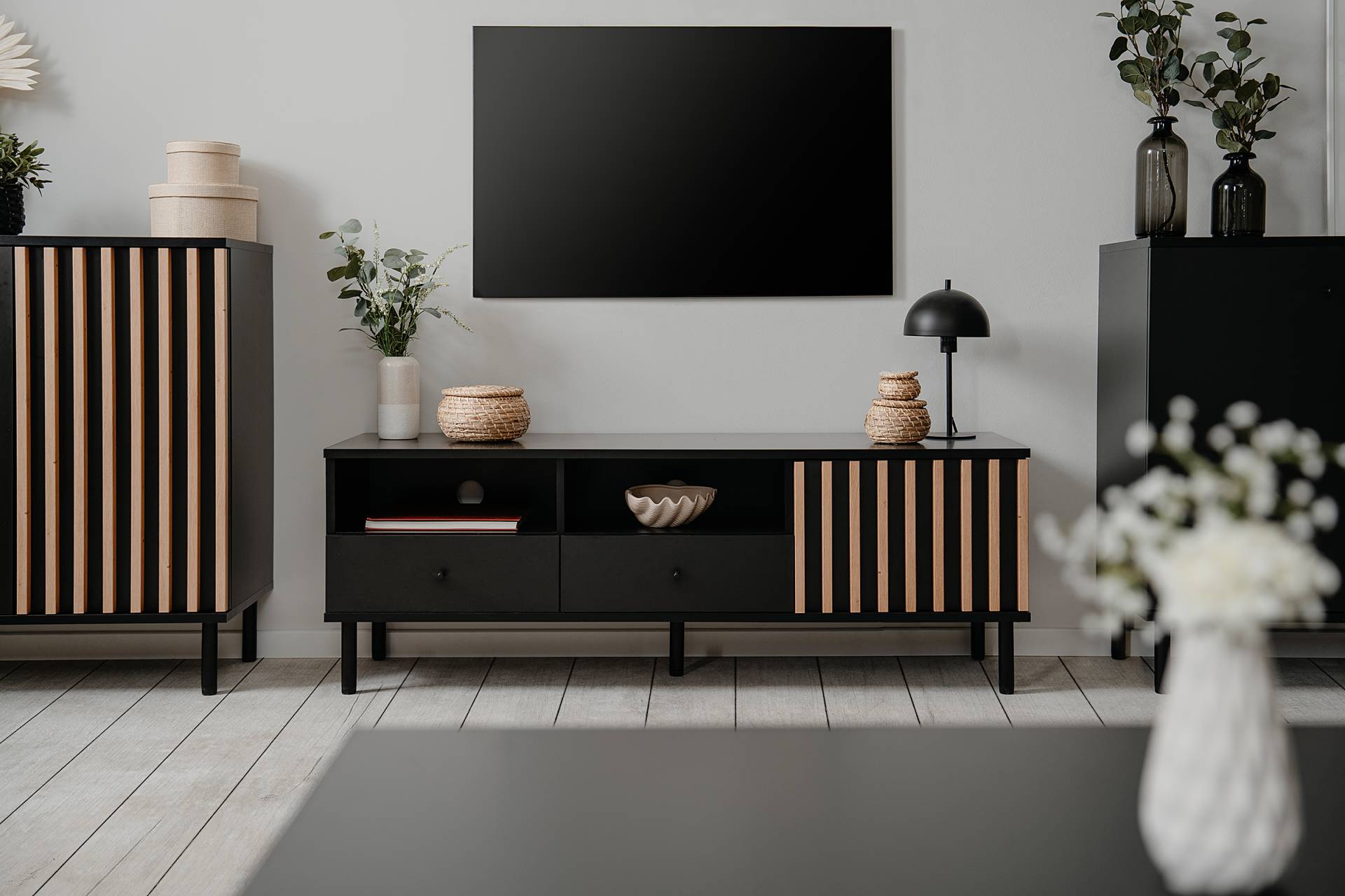 home24 TV-Lowboard Spanplatte, beschichtet Schwarz 138 x 49 x 40cm home24 TV-Lowboard Spanplatte, beschichtet Schwarz 138 x 49 x 40cm von home24