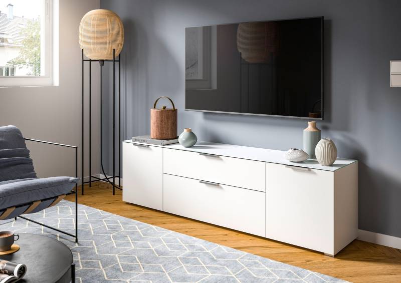 home24 TV-Lowboard mit 2 Türen Deckplatte: Glas Front & Korpus: Spanplatte, foliert Weiß 179 x 51 x 40cm von home24