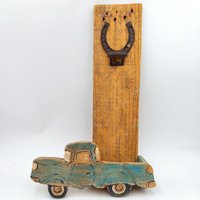Folk Art Truck Flaschenöffner Fänger Hufeisen Handarbeit Landscheunenholz Geschnitzt von honeyblossomstudio