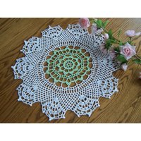 Neue Minze Und White Spring Doily von hookinontheside