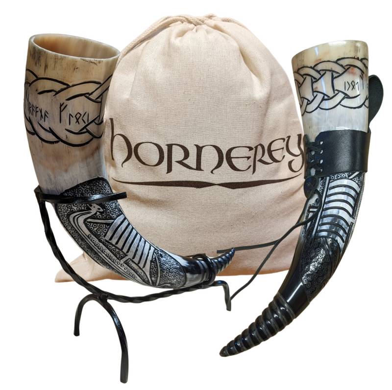 hornerey Bierkrug Trinkhorn "Floki's Horn", Set mit Ständer und Gürtelhalter von hornerey