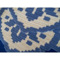 Vintage Blau Und Weiß Hand Gehäkelter Tischläufer 1940Er Ära Fleur Dis Lis Design Mit Blättern von houseofpatterns