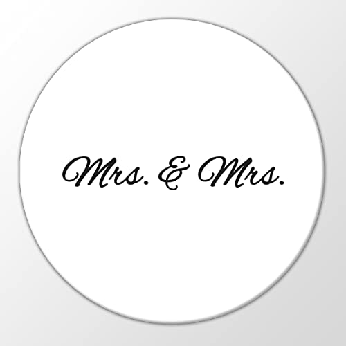 Huuraa Magnet Mrs. & Mrs. Schriftzug Kühlschrankmagnet 59mm mit Motiv Hochzeits Geschenk Idee für Freunde und Familie von huuraa