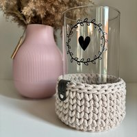 Windlicht Mit Häkelkorb in Wunschfarbe | Moderne Wohndekoration Scandi Home Personalisiertes Kerzenglas Blockkerze Licht Glas von hyggelichTorgau