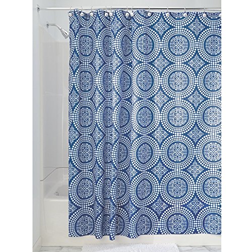 iDesign Medallion Textil Duschvorhang | 183 cm x 183 cm Duschabtrennung für Badewanne und Duschwanne | Vorhang aus Stoff mit verstärkter Oberkante | Polyester blau von InterDesign