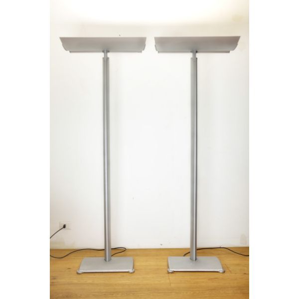 2er-Set Industrielle Stehlampen aus Aluminium, iGuzzini 2er-Set Industrielle Stehlampen aus Aluminium, iGuzzini von iGuzzini