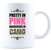 Pretty in Pink Gefährlich Camo Kaffee Und Tee 11 Unzen Keramik Becher, Perfekte Geschenk Für Frauen Mädchen Pretty in Pink Gefährlich Camo Kaffee Und Tee 11 Unzen Keramik Becher, Perfekte Geschenk Für Frauen Mädchen von iKatchingDesigns