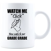 Sehen Sie Mich Klicken Auf Jetzt Sehen Grade Kaffee Und Tee 11 Unzen Weiß Keramik-Becher, Perfekte Geschenk Für Lehrer von iKatchingDesigns